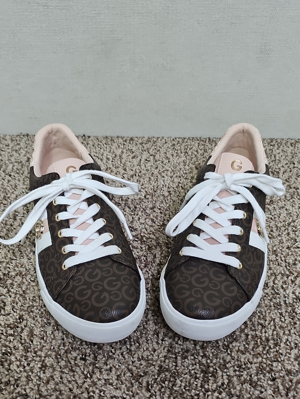G BY GUESS LOW TOP MONOGRAM CASUAL SNEAKERS BFPM-08-210